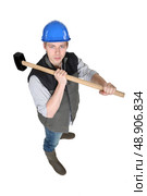 Man wielding heavy hammer. Стоковое фото, агентство Ingram Publishing / Фотобанк Лори