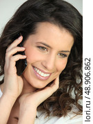 Woman speaking on the telephone. Стоковое фото, агентство Ingram Publishing / Фотобанк Лори