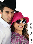 Couple wearing funny hats. Стоковое фото, агентство Ingram Publishing / Фотобанк Лори
