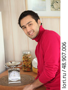 young man in a kitchen. Стоковое фото, агентство Ingram Publishing / Фотобанк Лори