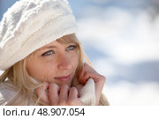 Woman looking very cold. Стоковое фото, агентство Ingram Publishing / Фотобанк Лори