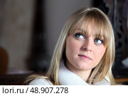 Portrait of a pensive woman. Стоковое фото, агентство Ingram Publishing / Фотобанк Лори