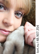 Woman snuggling up to a blanket. Стоковое фото, агентство Ingram Publishing / Фотобанк Лори