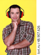 Man wearing ear defenders. Стоковое фото, агентство Ingram Publishing / Фотобанк Лори