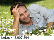 Man lying on grass. Стоковое фото, агентство Ingram Publishing / Фотобанк Лори