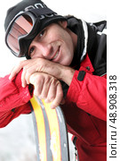 Man posing with his snowboard. Стоковое фото, агентство Ingram Publishing / Фотобанк Лори