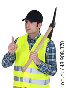 Labourer carrying a pickaxe. Стоковое фото, агентство Ingram Publishing / Фотобанк Лори