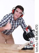 Man using a mitre saw. Стоковое фото, агентство Ingram Publishing / Фотобанк Лори