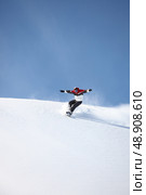 Man snowboarding down hill. Стоковое фото, агентство Ingram Publishing / Фотобанк Лори