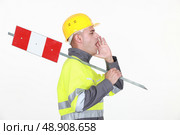 A road worker shouting instructions. Стоковое фото, агентство Ingram Publishing / Фотобанк Лори
