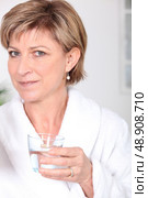 Woman with glass of water. Стоковое фото, агентство Ingram Publishing / Фотобанк Лори