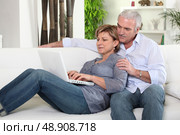 Couple sending an e-mail. Стоковое фото, агентство Ingram Publishing / Фотобанк Лори