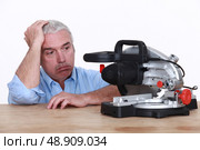 Man with circular saw. Стоковое фото, агентство Ingram Publishing / Фотобанк Лори