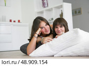 Teens supported on cushions. Стоковое фото, агентство Ingram Publishing / Фотобанк Лори