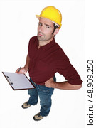 Distrustful tradesman. Стоковое фото, агентство Ingram Publishing / Фотобанк Лори