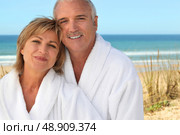 Mature couple in bathrobe. Стоковое фото, агентство Ingram Publishing / Фотобанк Лори