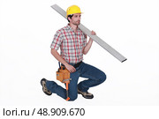 Worker kneeling down. Стоковое фото, агентство Ingram Publishing / Фотобанк Лори