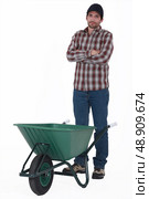 Tradesman standing behind a wheelbarrow. Стоковое фото, агентство Ingram Publishing / Фотобанк Лори