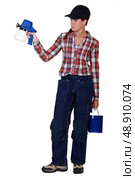 A female painter with a spray gun. Стоковое фото, агентство Ingram Publishing / Фотобанк Лори