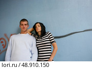 Teenagers in front of graffiti wall. Стоковое фото, агентство Ingram Publishing / Фотобанк Лори