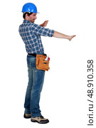 A male construction worker protecting his eyes. Стоковое фото, агентство Ingram Publishing / Фотобанк Лори