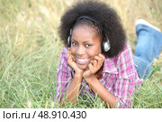 Girl lying in a field. Стоковое фото, агентство Ingram Publishing / Фотобанк Лори