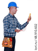 Electrician surprised by the results. Стоковое фото, агентство Ingram Publishing / Фотобанк Лори