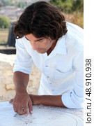 Man looking at map. Стоковое фото, агентство Ingram Publishing / Фотобанк Лори
