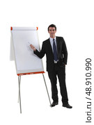Executive next to flipchart. Стоковое фото, агентство Ingram Publishing / Фотобанк Лори