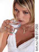 Woman drinking glass of water. Стоковое фото, агентство Ingram Publishing / Фотобанк Лори