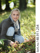 Woman picking mushrooms in the woods. Стоковое фото, агентство Ingram Publishing / Фотобанк Лори