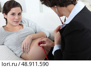 Doctor listening to an unborn baby’s heartbeat. Стоковое фото, агентство Ingram Publishing / Фотобанк Лори