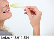Woman eating endives. Стоковое фото, агентство Ingram Publishing / Фотобанк Лори