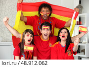 Young people supporting Spain. Стоковое фото, агентство Ingram Publishing / Фотобанк Лори