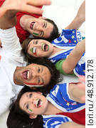 Animated  group of Italian supporters. Стоковое фото, агентство Ingram Publishing / Фотобанк Лори