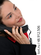 Beautiful woman talking on the phone. Стоковое фото, агентство Ingram Publishing / Фотобанк Лори