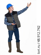 Tradesman presenting a new machine. Стоковое фото, агентство Ingram Publishing / Фотобанк Лори