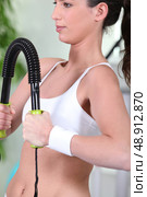 Woman exercising at the gym. Стоковое фото, агентство Ingram Publishing / Фотобанк Лори