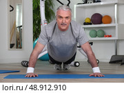 Mature man doing pushups. Стоковое фото, агентство Ingram Publishing / Фотобанк Лори