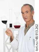 wine waiter showing glass of wine. Стоковое фото, агентство Ingram Publishing / Фотобанк Лори