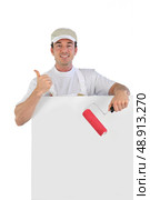Painter giving the thumb’s up. Стоковое фото, агентство Ingram Publishing / Фотобанк Лори
