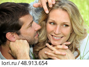 Couple in love lying in the grass. Стоковое фото, агентство Ingram Publishing / Фотобанк Лори