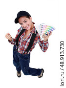 Happy handywoman with swatches. Стоковое фото, агентство Ingram Publishing / Фотобанк Лори