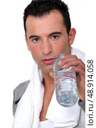Man drinking water after work-out. Стоковое фото, агентство Ingram Publishing / Фотобанк Лори