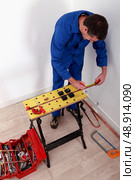 electrician fixing breaker box. Стоковое фото, агентство Ingram Publishing / Фотобанк Лори