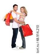 Couple with store bags. Стоковое фото, агентство Ingram Publishing / Фотобанк Лори