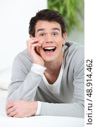 Shocked man at home. Стоковое фото, агентство Ingram Publishing / Фотобанк Лори