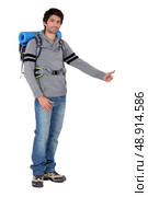 Man with backpack hitchhiking. Стоковое фото, агентство Ingram Publishing / Фотобанк Лори