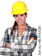 Woman with hammer and chisel. Стоковое фото, агентство Ingram Publishing / Фотобанк Лори