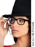 Woman wearing a hat and thick-framed glasses. Стоковое фото, агентство Ingram Publishing / Фотобанк Лори